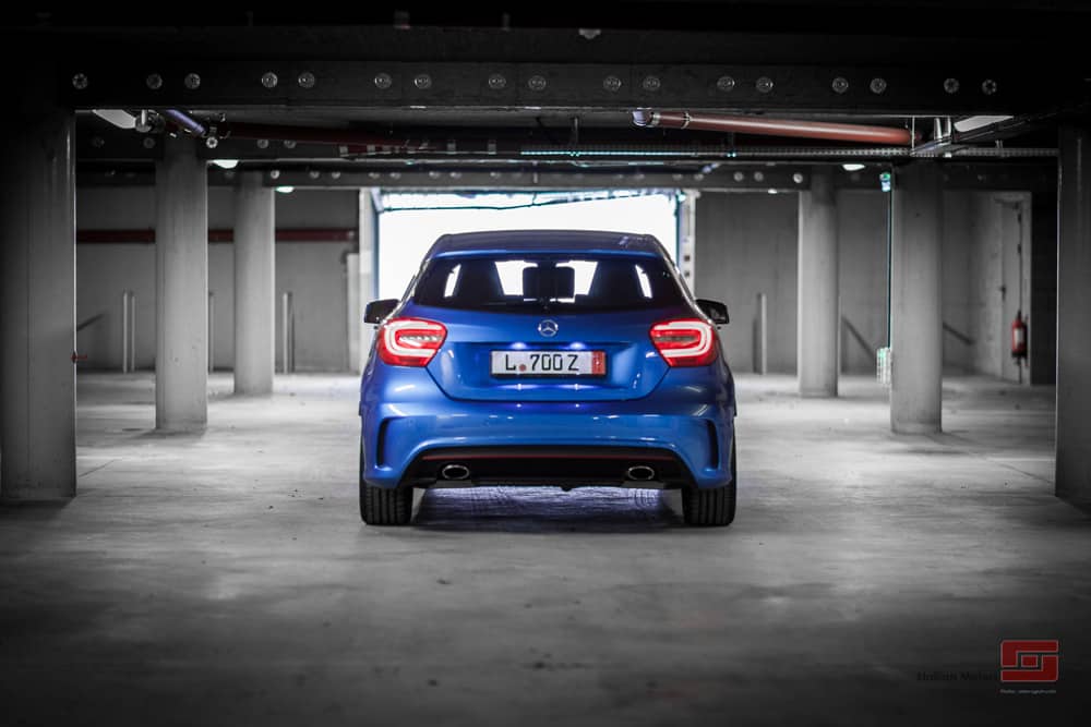 Vue arrière de la Mercedes Classe bleue de Stallion Motors